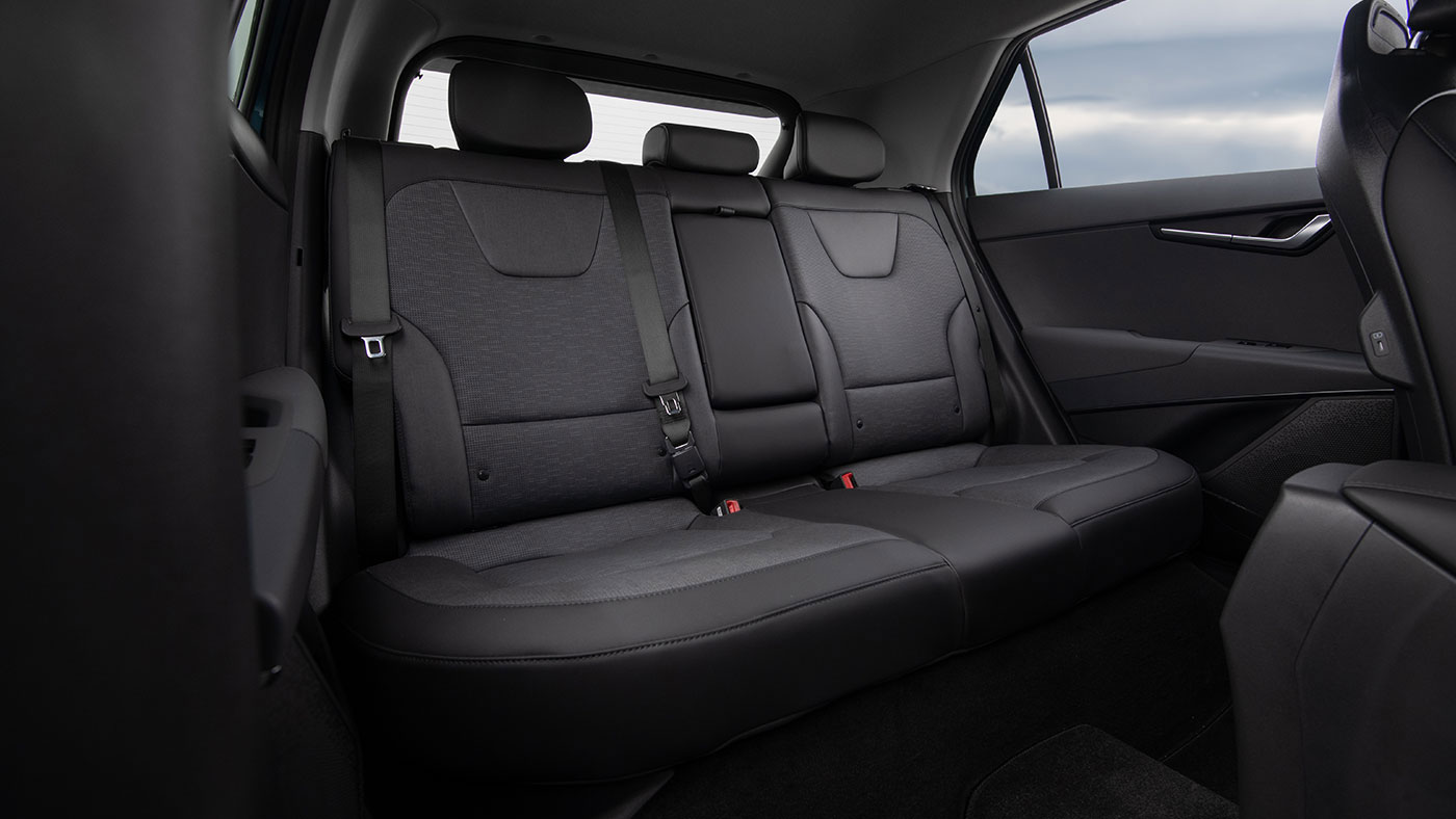 Les sièges arrière et l'intérieur noirs du Kia Niro EV. 