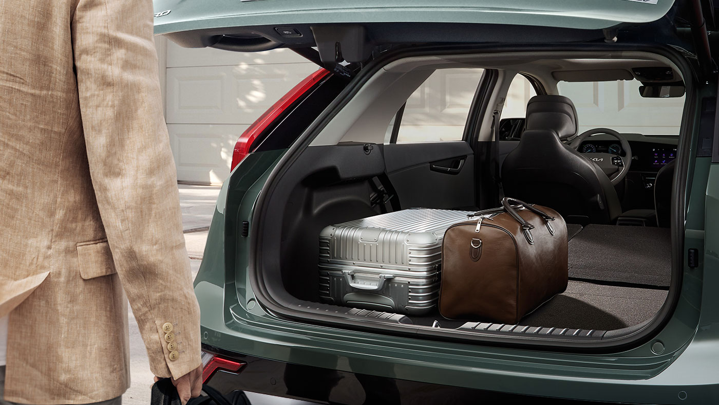 Niro EV avec hayon électrique intelligent en option pour accéder à l’espace de chargement.
