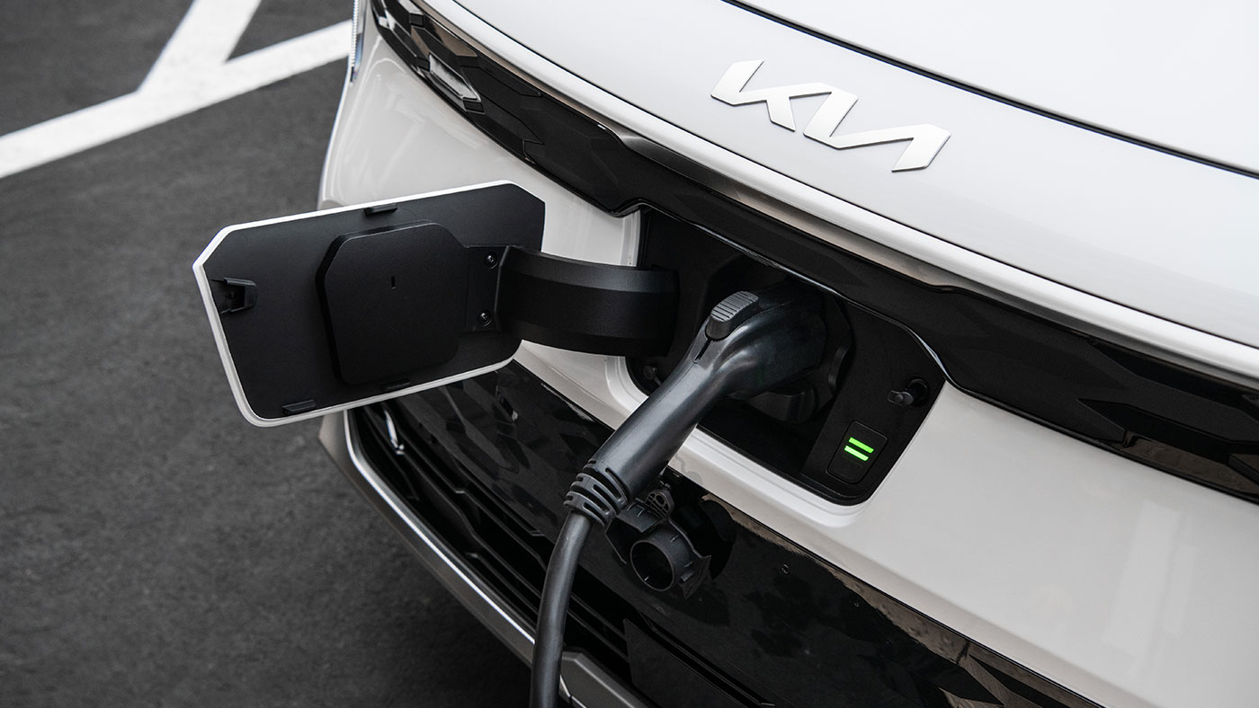 Le rechargement de la batterie du Kia Niro EV à l’aide du chargeur installé à l’avant.