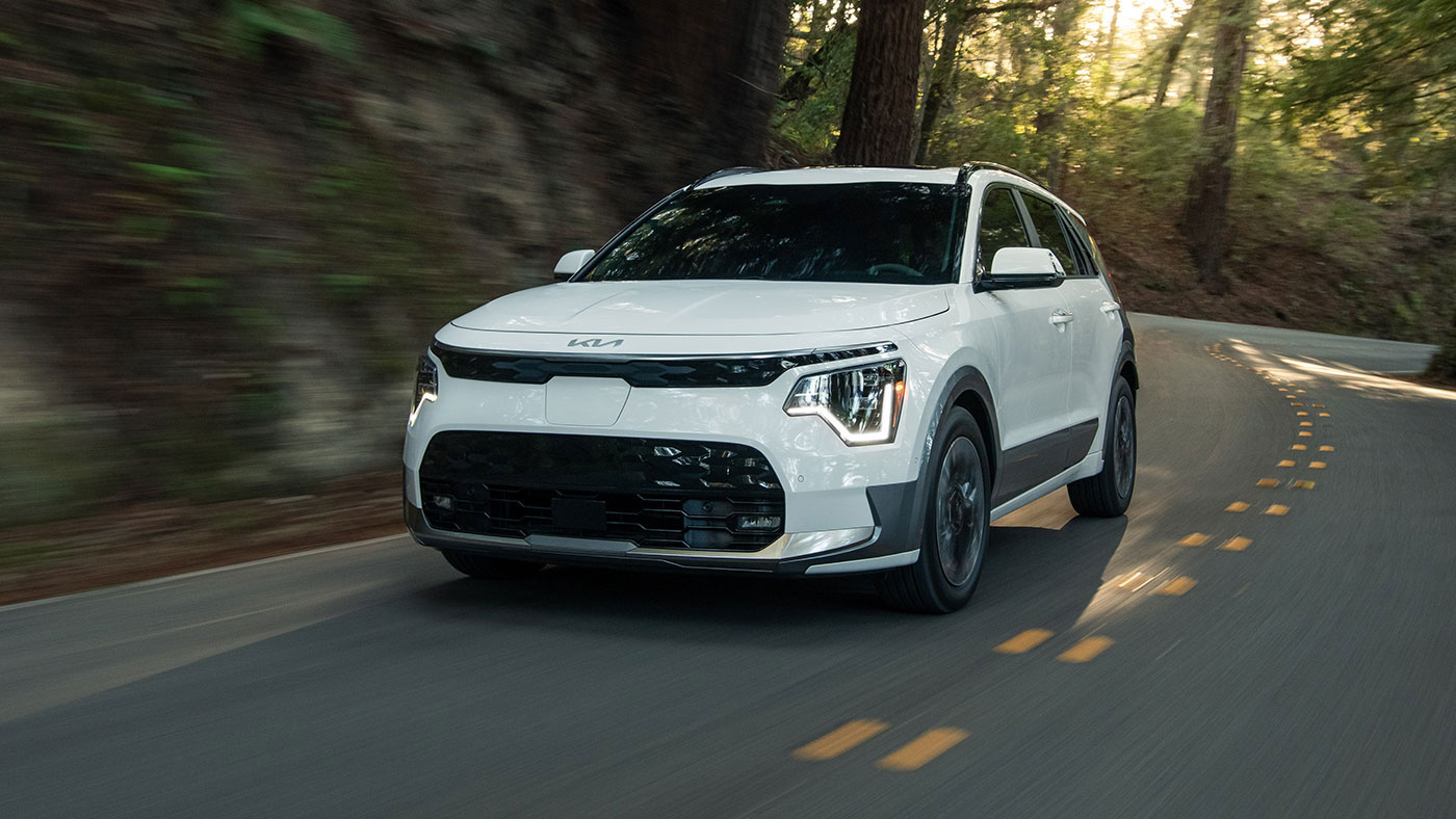 Un Kia Niro EV se déplaçant grâce à une autonomie électrique pouvant atteindre 407 km.