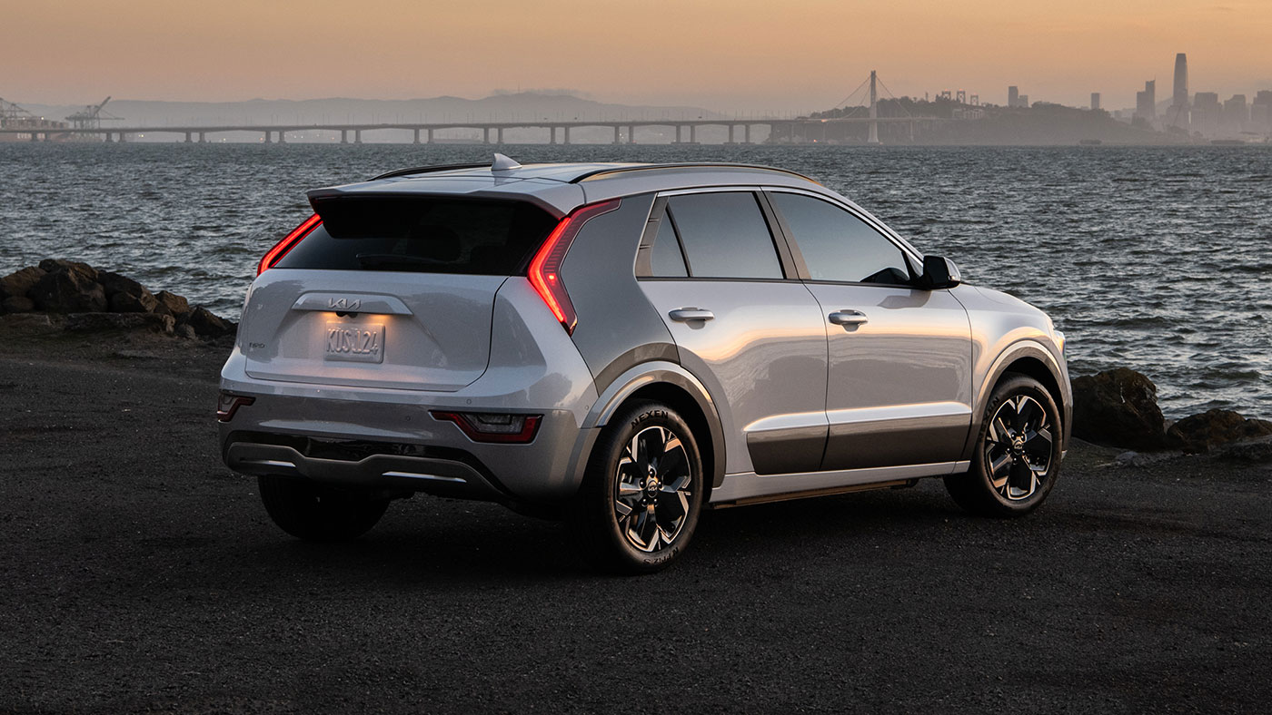 Vue de dos de l'extérieur du Kia Niro EV, avec gros plan sur les feux arrière à DEL.