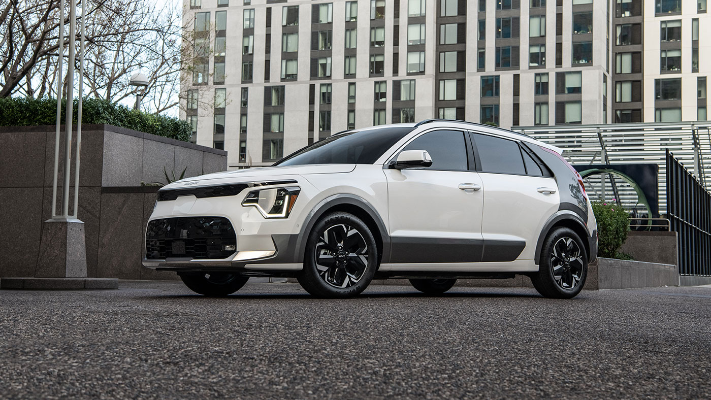 Vue de face du design du Kia Niro EV couleur Blanc neige nacré.