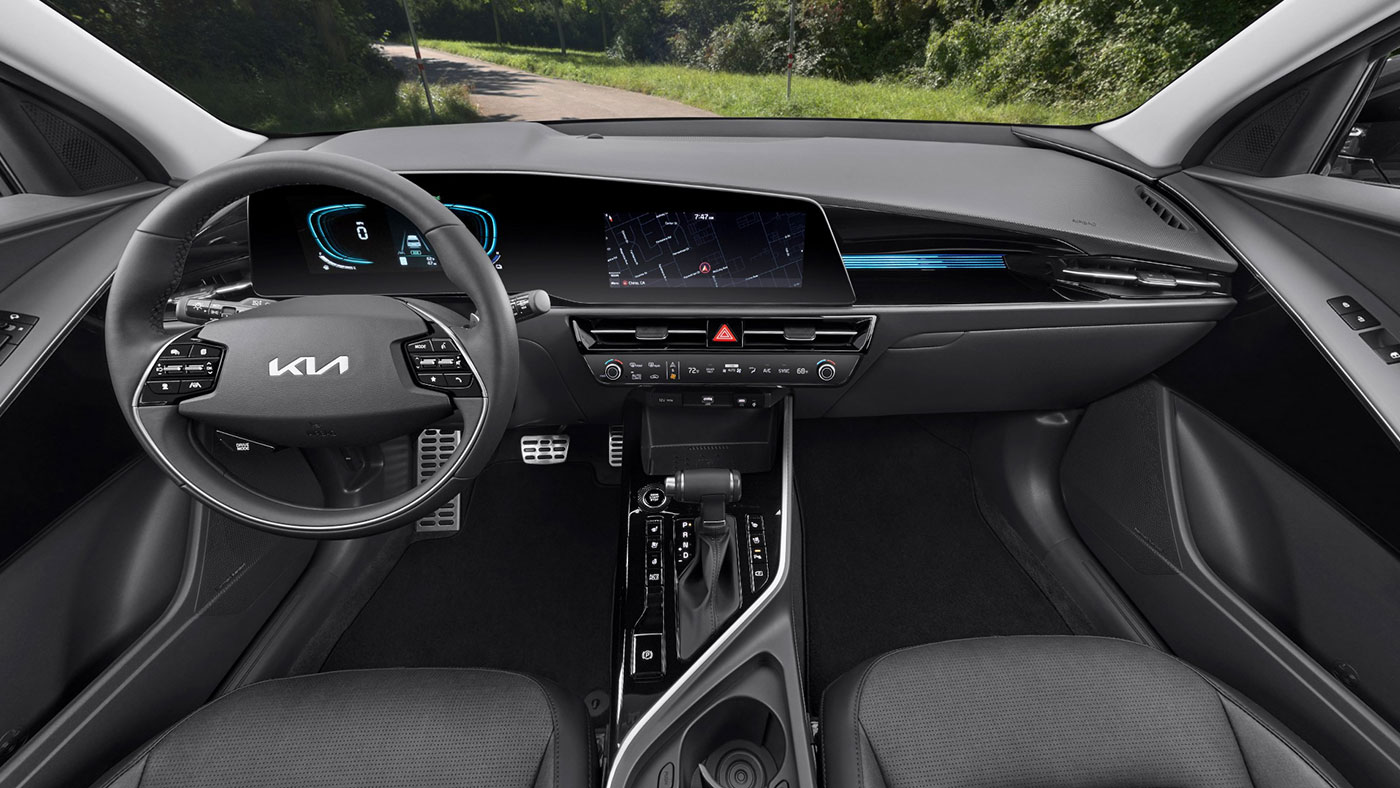 L’intérieur d’un Niro Hybride SX équipé de deux écrans optionnels de 10,25 po et de la chaîne audio de luxe Harman Kardon® optionnelle.