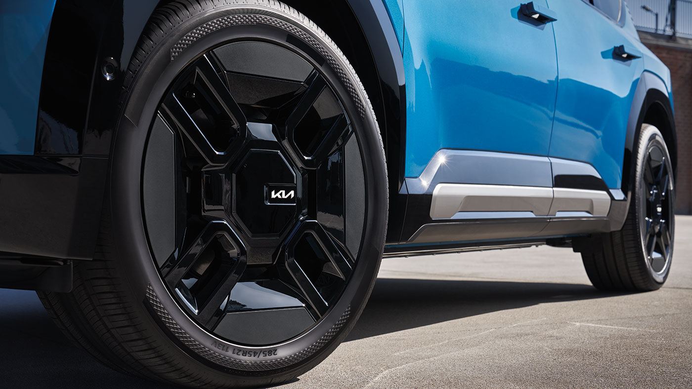 Kia EV9 Land AWD with GT-Line 21" black alloy wheels with all-wheel drive.