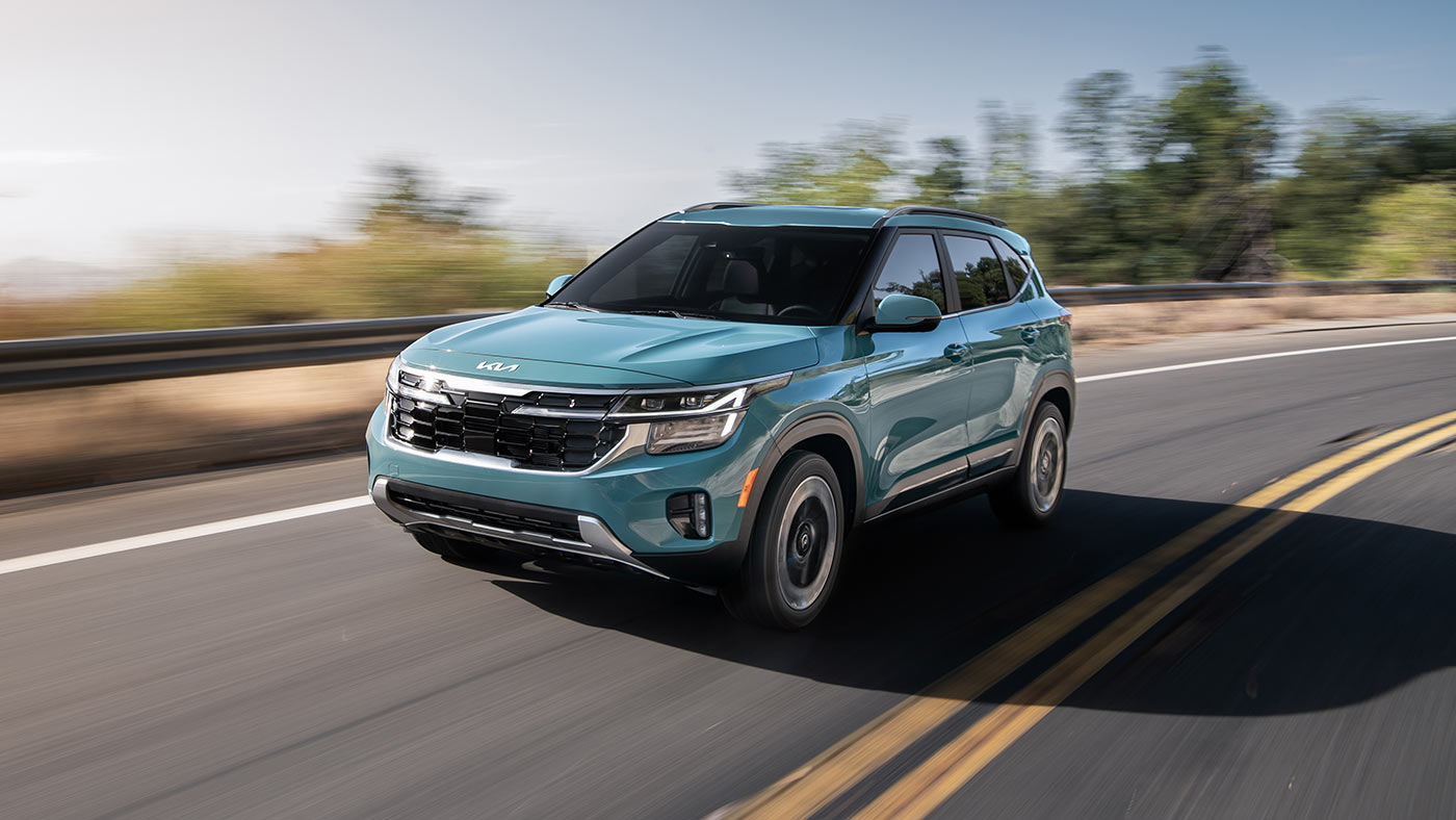 Un Kia Seltos de couleur Bleu Pluton roulant sur la route
