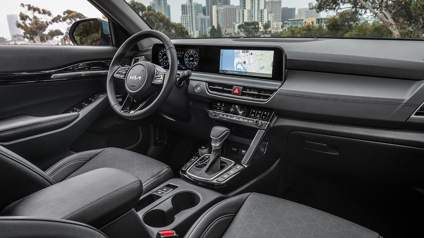 Espace intérieur centré sur le conducteur du Kia Seltos.