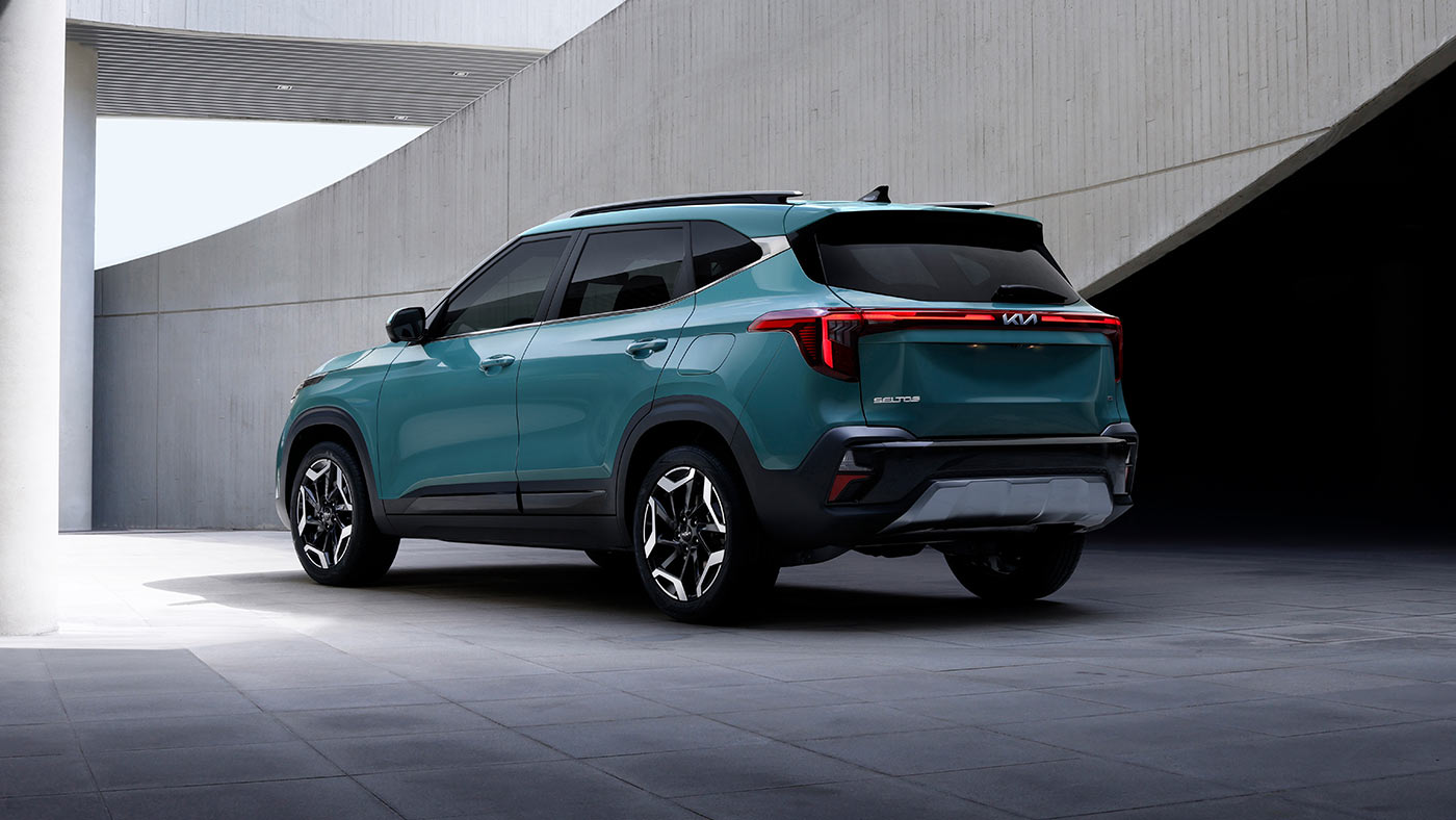 Vue de dos de l’extérieur d’un Kia Seltos SX de couleur Bleu Pluton.