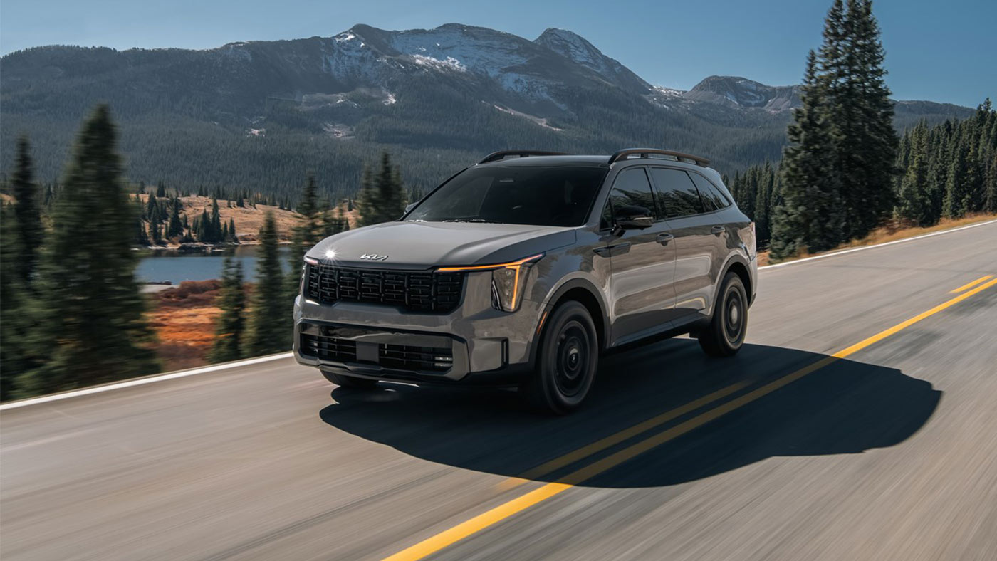 Un Kia Sorento X-Pro couleur Gris loup équipé d’un moteur turbo de 2,5 L générant une puissance de 281 chevaux.