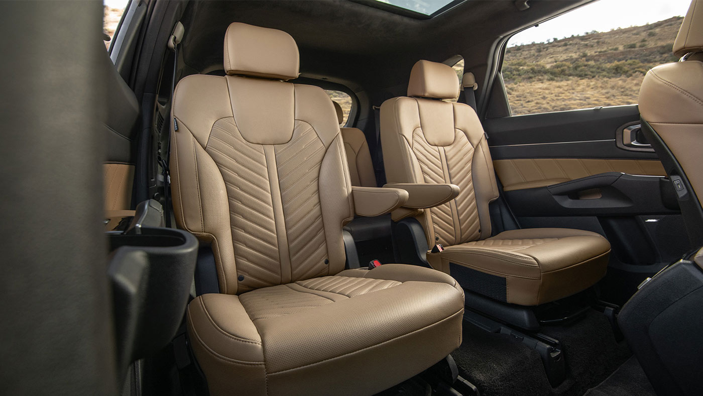 Les 7 places assises du Kia Sorento et la sellerie Brun olive en cuir piqué optionnelle.