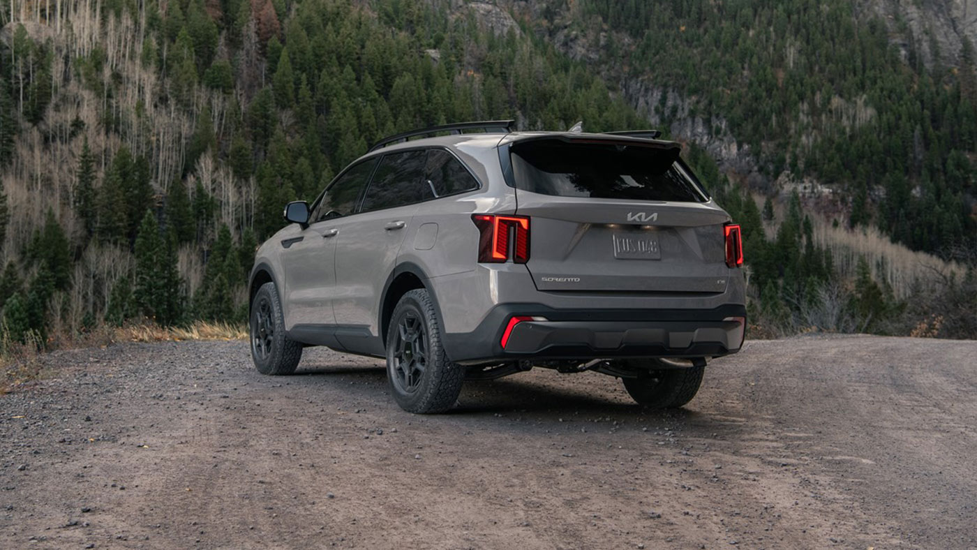 Vue de dos du Kia Sorento X-Pro couleur Grip loup.