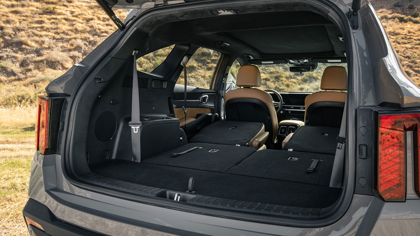 L’espace de chargement et le hayon intelligent optionnel du Kia Sorento X-Pro.