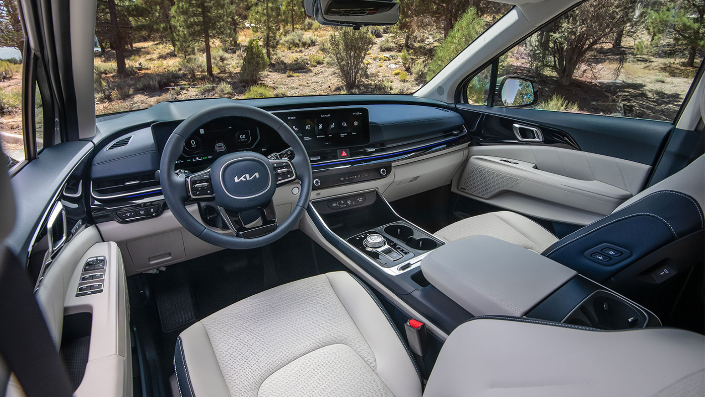 Les deux écrans optionnels de 12,3 po du Kia Carnival Hybride.