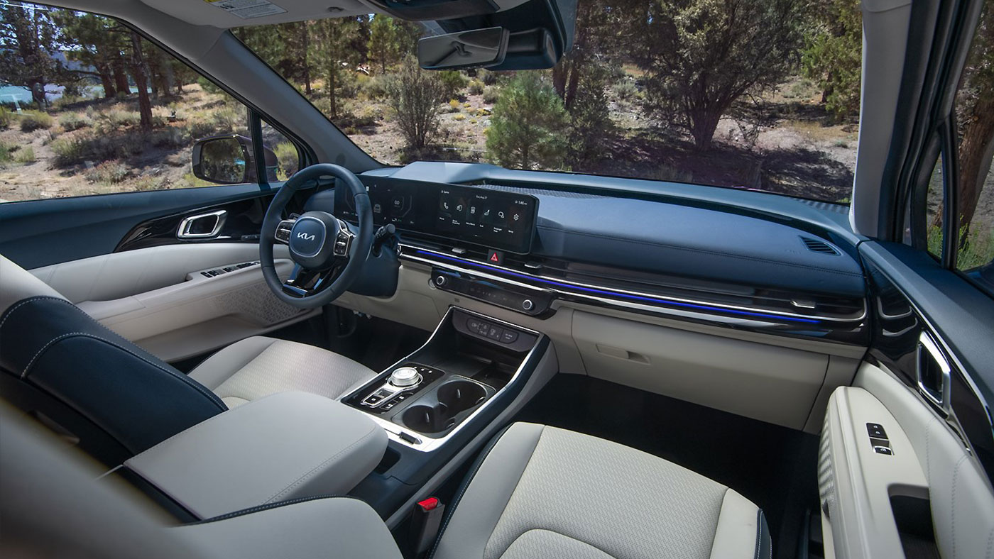 L’intérieur moderne axé sur le conducteur du Kia Carnival Hybride.