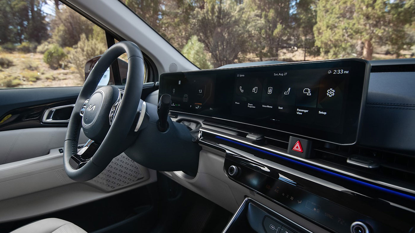 Les deux écrans optionnels de 12,3 po du Kia Carnival Hybride compatibles avec les mises à jour par liaison radio.