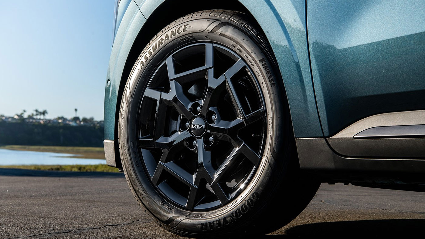 Le Kia Carnival en Storm Blue avec des jantes en alliage noir de 19 pouces.