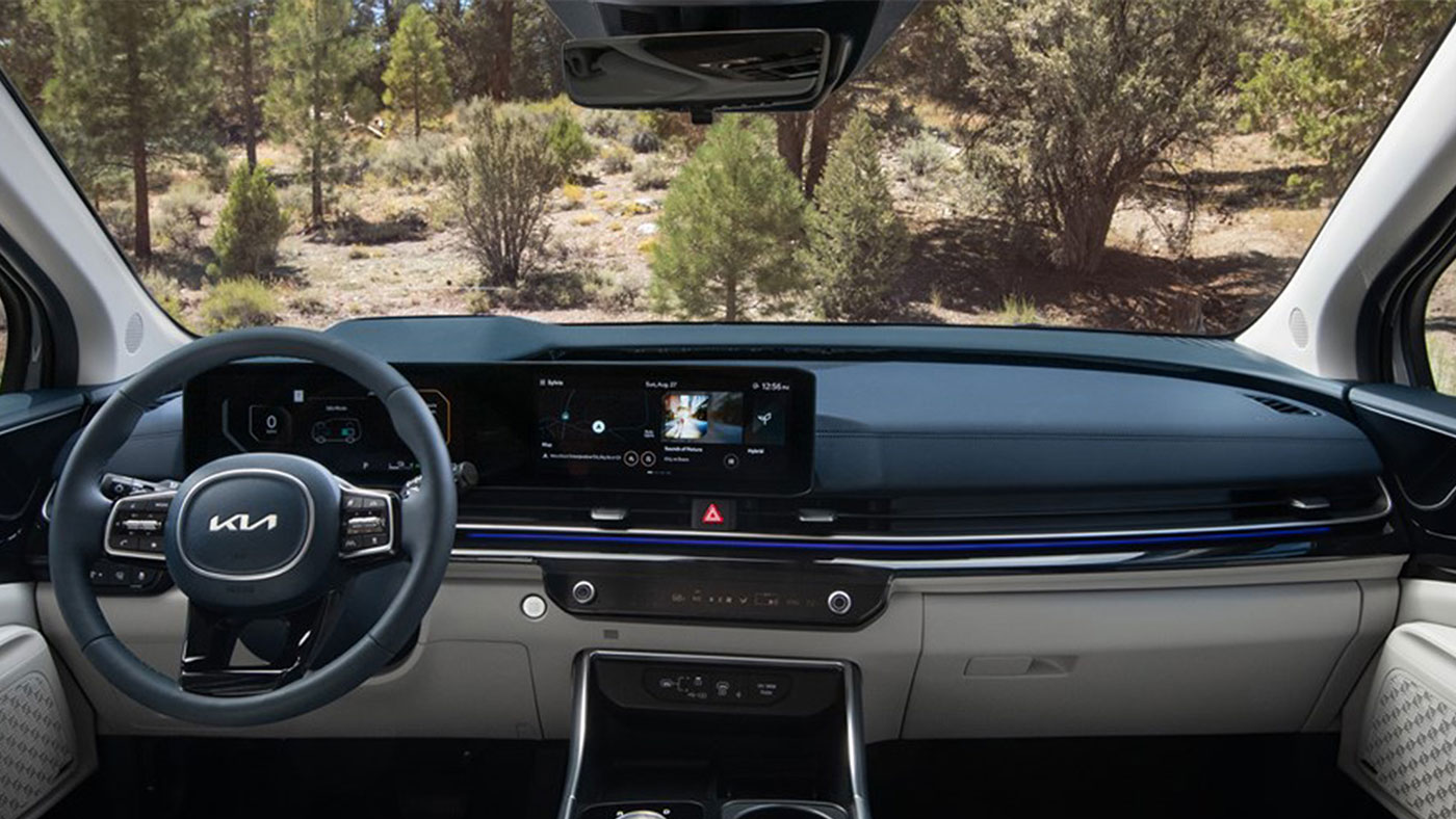 Les deux écrans optionnels de 12,3 po du Kia Carnival compatibles avec les mises à jour par liaison radio.