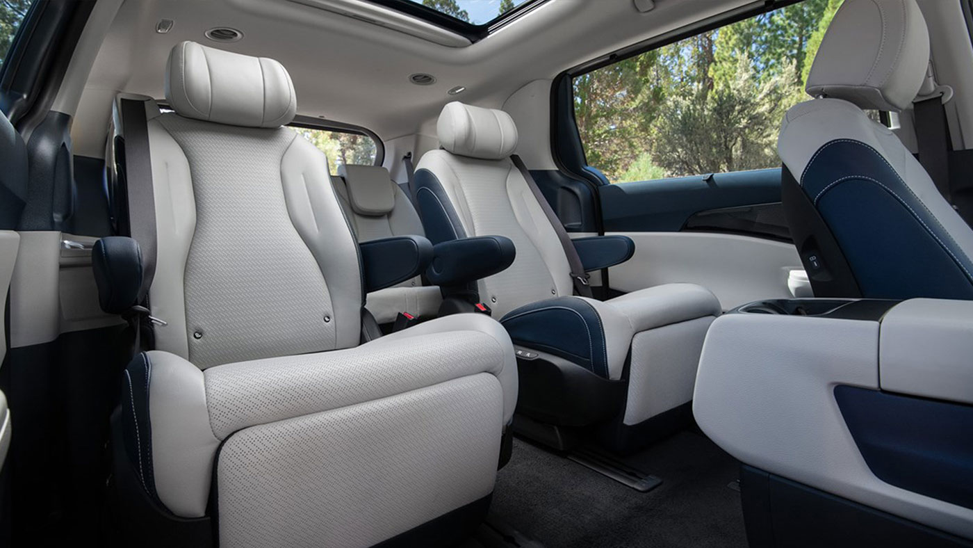 La sellerie en cuir Bleu marine de la 2e rangée du Kia Carnival.