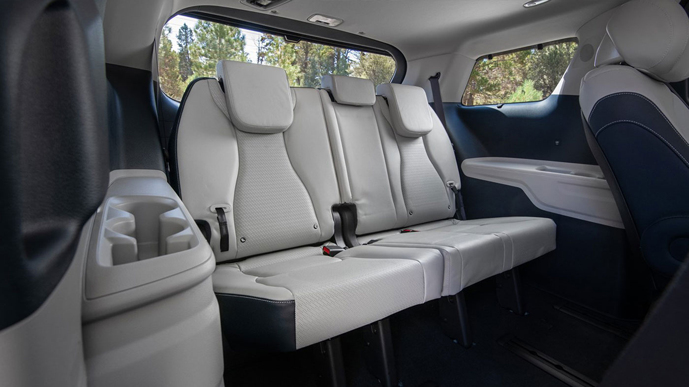 La sellerie en cuir Bleu marine de la 3e rangée du Kia Carnival.
