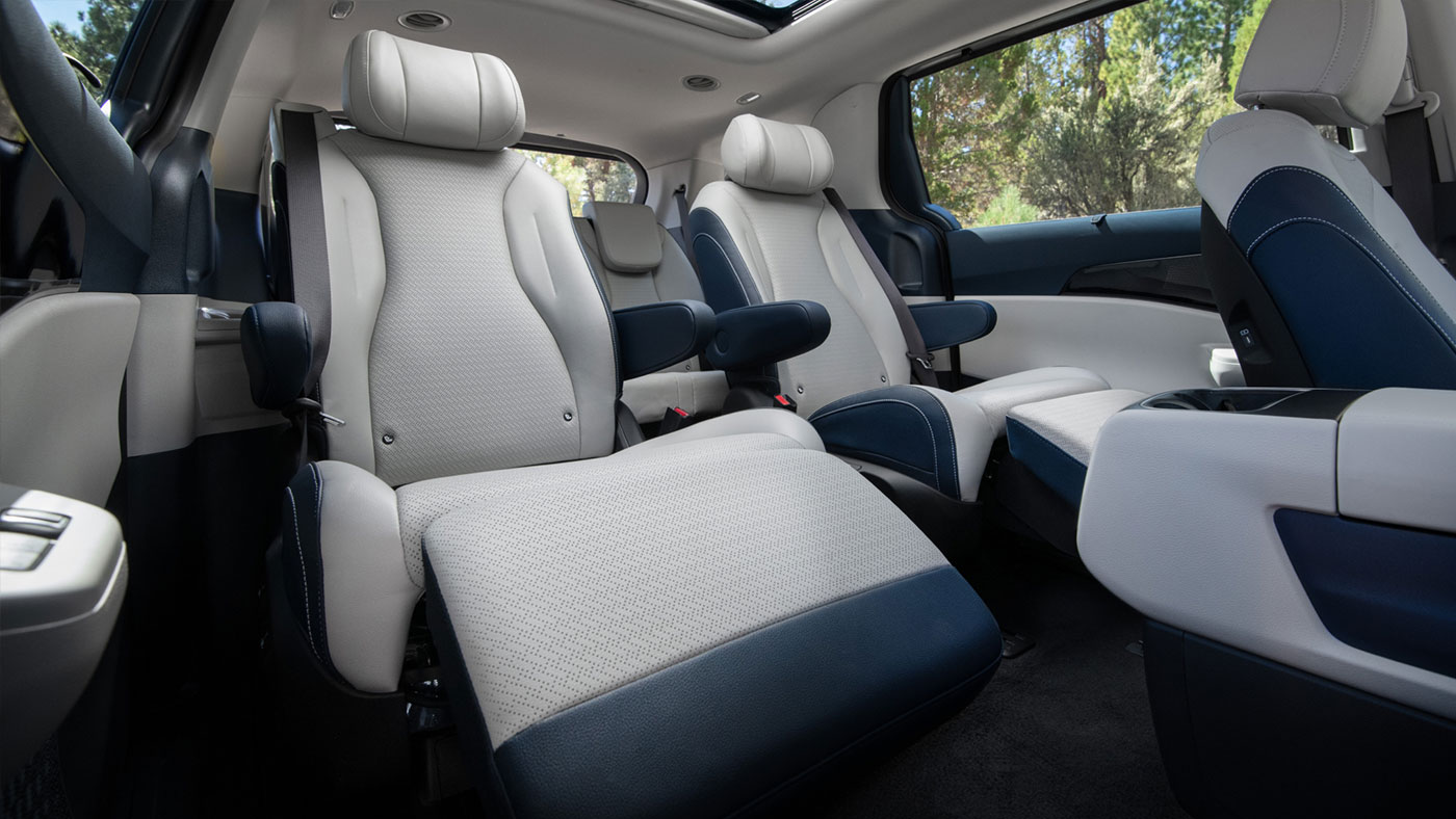 La sellerie en cuir Bleu marine et les sièges de relaxation chauffants optionnels à la 2e rangée du Kia Carnival.