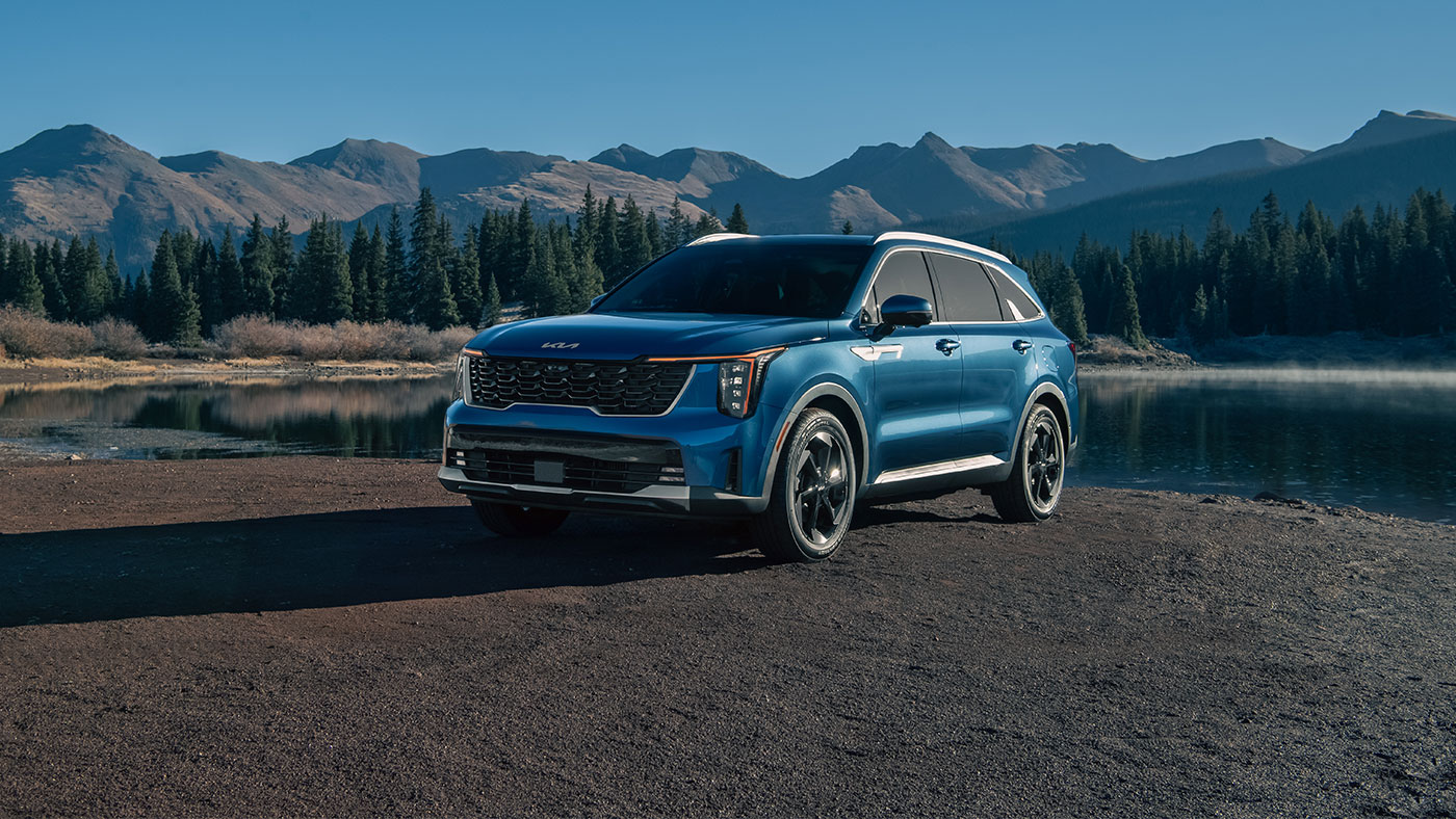 Le Kia Sorento Hybride rechargeable SX couleur Bleu minéral.