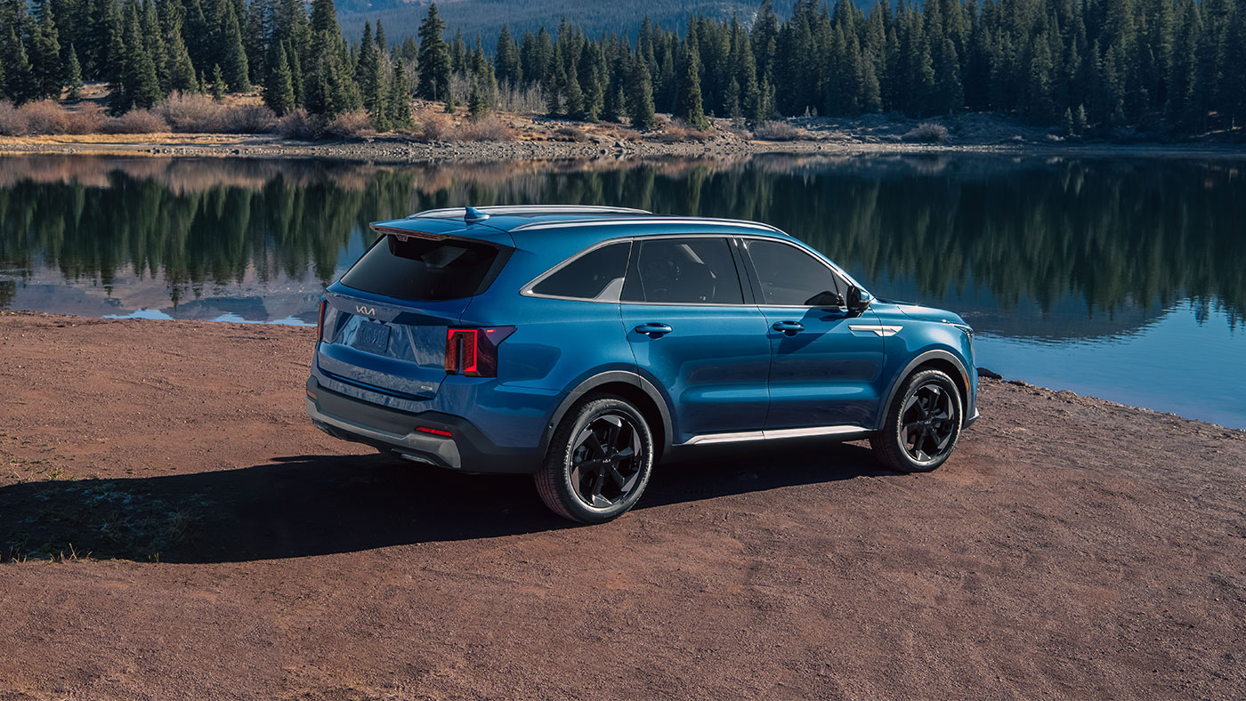 Le Kia Sorento Hybride SX équipé de la traction intégrale et de jantes en alliage de 19 pouces.