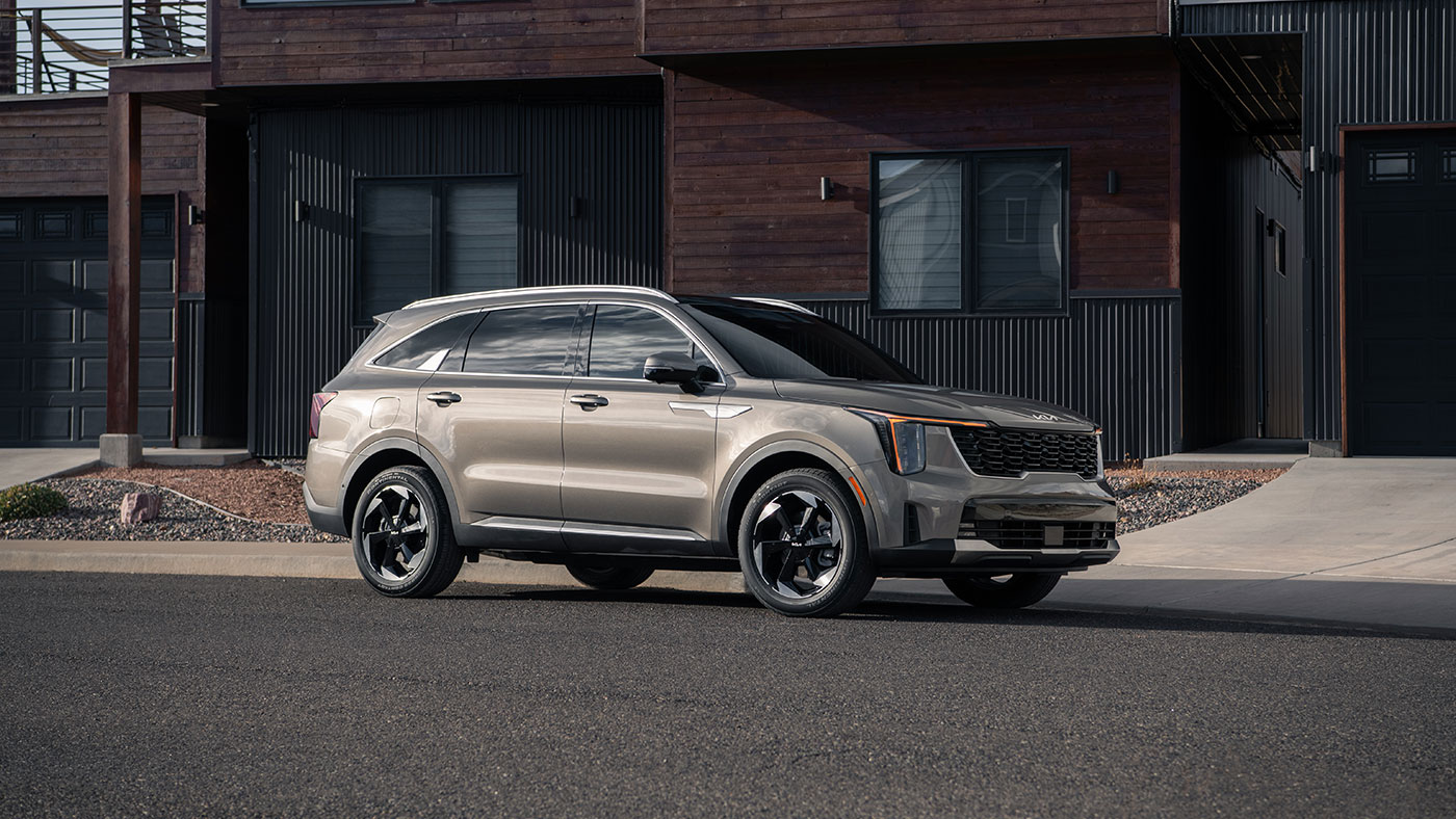 Le Kia Sorento Hybride rechargeable SX couleur Brun sable volcanique.