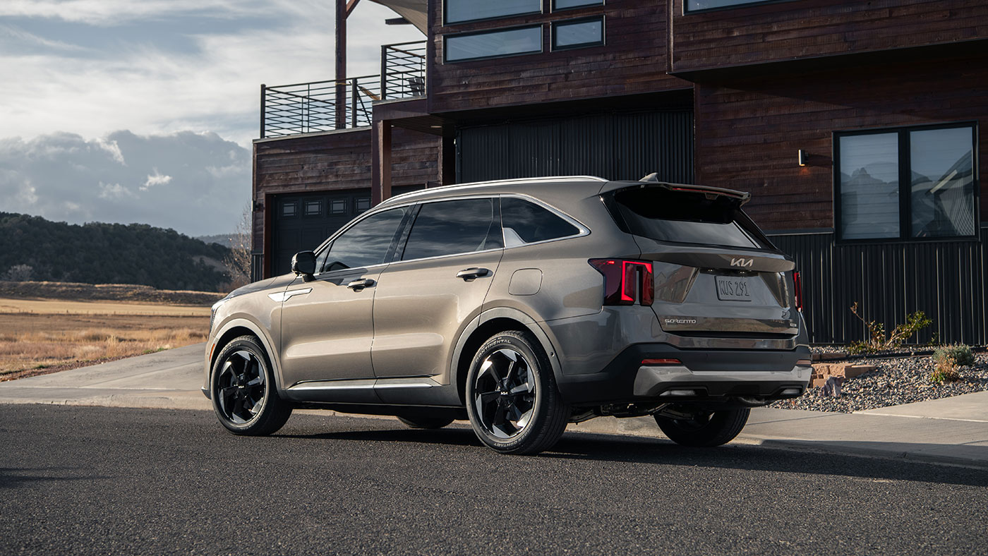 Le Kia Sorento Hybride rechargeable SX couleur Brun sable volcanique.