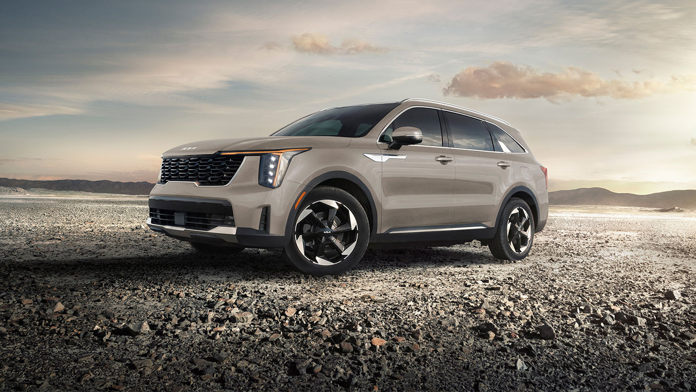 Le Kia Sorento Hybride rechargeable SX couleur Brun sable volcanique.