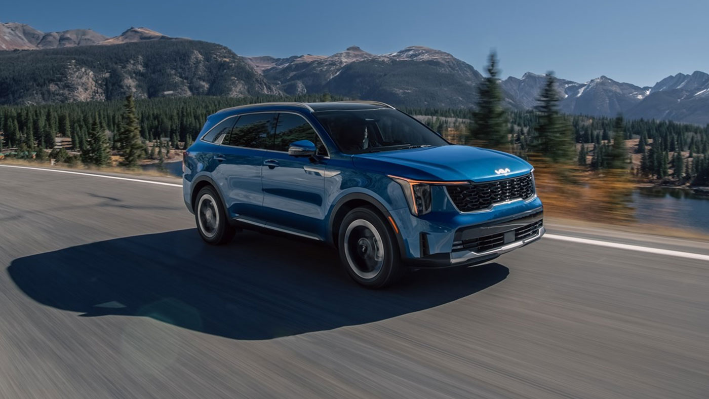 Le Kia Sorento Hybride SX couleur Bleu minéral.