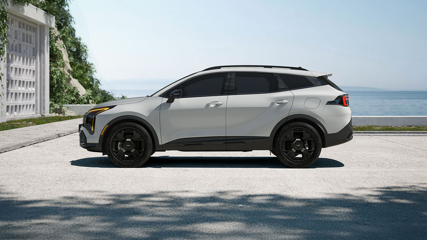 Kia Sportage VUS compact blanc, vue extérieure latérale sur la route
