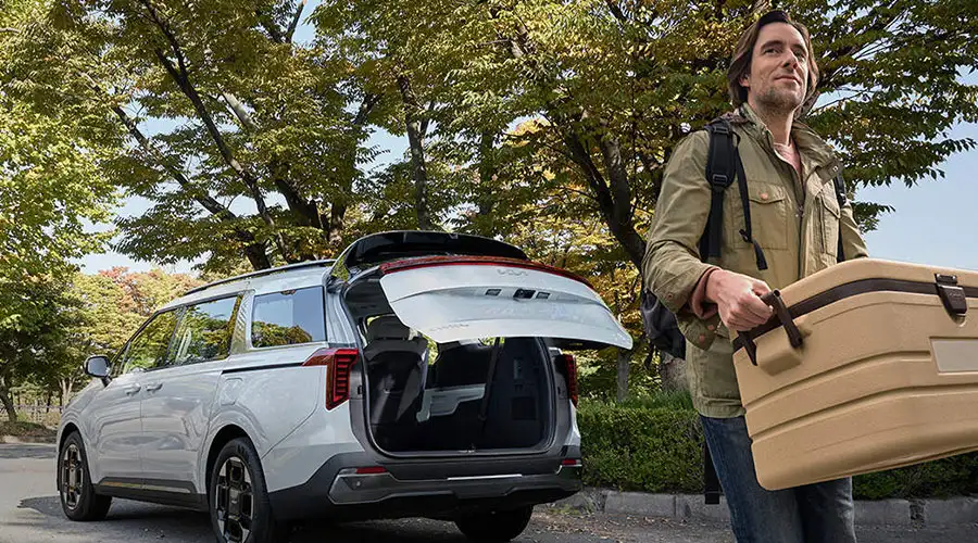 The Kia Carnival with available Smart Power Liftgate feature to access cargo space.